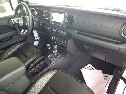 Used 2023 Jeep Gladiator Overland image 17