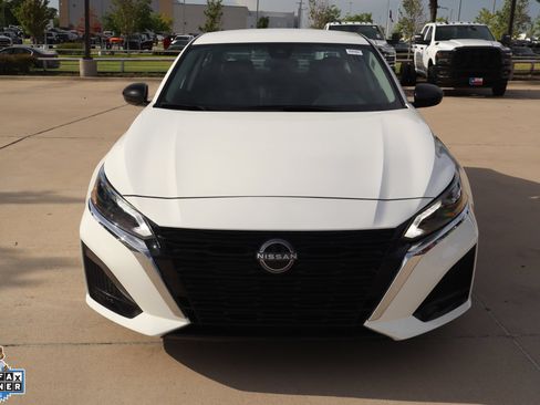 Used 2025 Nissan Altima 2.5 SV FWD image 9