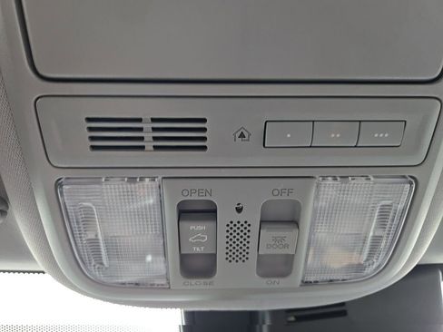 Used 2018 Honda Pilot Touring image 41