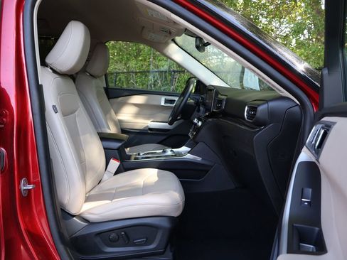 Used 2024 Ford Explorer Limited image 39