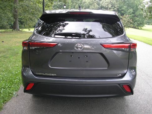Used 2023 Toyota Highlander LE FWD image 7