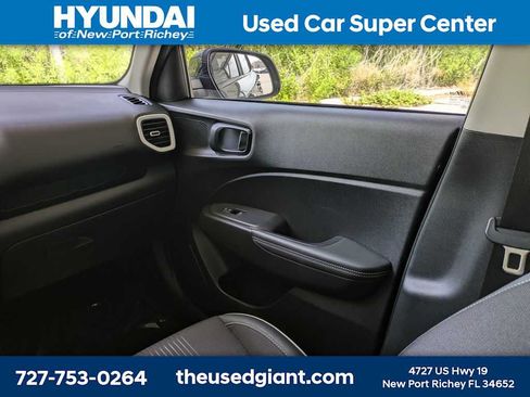 Certified 2025 Hyundai Venue Limited FWD image 18