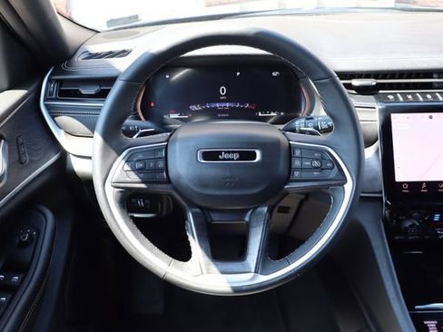 Used 2025 Jeep Grand Cherokee L Limited w/ Luxury Tech Group II AWD/4WD image 21