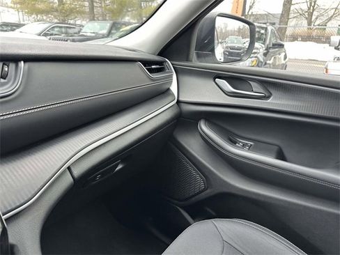 Certified 2024 Jeep Grand Cherokee Laredo X image 36