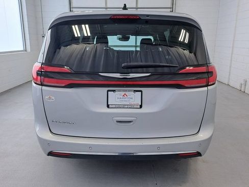 Used 2023 Chrysler Pacifica Touring-L FWD image 6