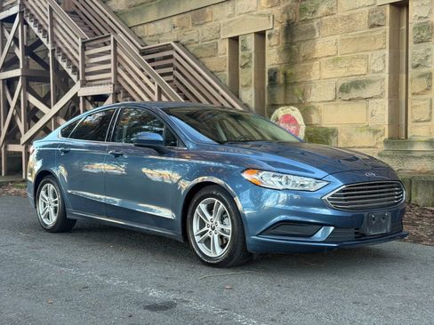 Used 2018 Ford Fusion SE w/ Fusion SE Technology Package FWD image 2