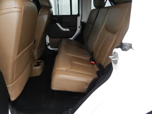 Used 2014 Jeep Wrangler Unlimited Sahara w/ Connectivity Group AWD/4WD image 10