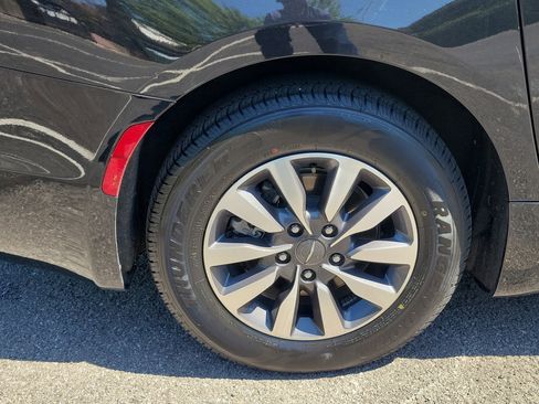 Used 2023 Chrysler Pacifica Limited FWD image 7