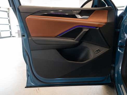 Used 2025 Volkswagen Tiguan SEL R-Line image 17