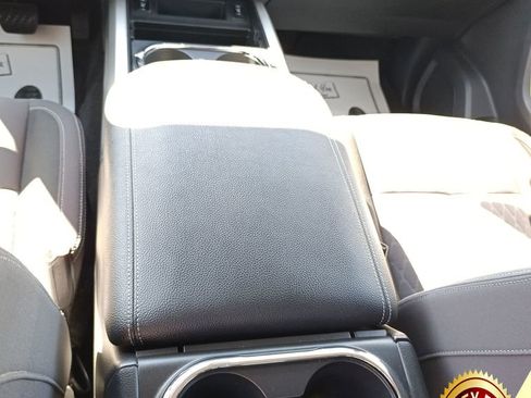 Used 2024 Nissan Titan SV w/ SV Convenience Package image 29