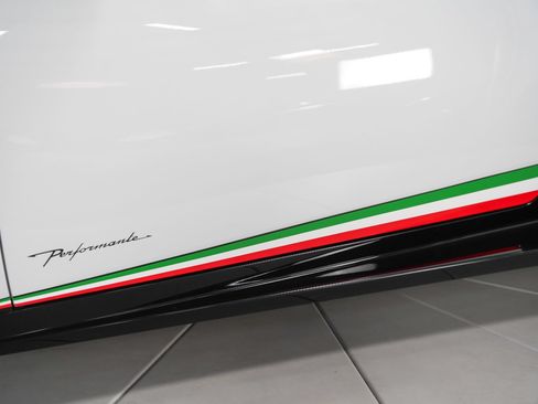 Used 2018 Lamborghini Huracan Performante AWD/4WD image 16