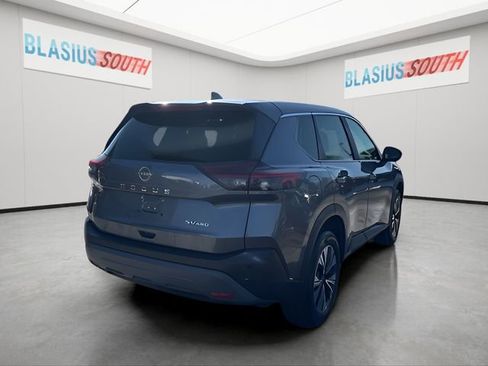 Used 2022 Nissan Rogue SV image 3