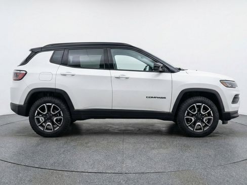 Used 2025 Jeep Compass Trailhawk AWD/4WD image 11