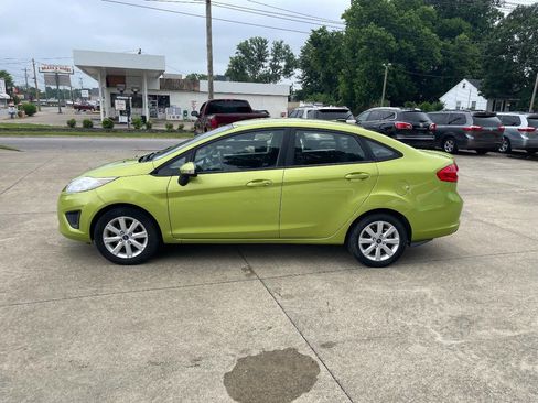 Used 2013 Ford Fiesta SE image 2