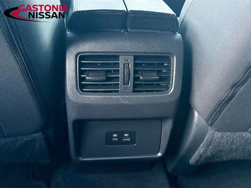 Used 2023 Nissan Rogue SV image 31