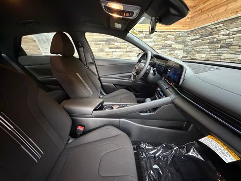 Used 2025 Hyundai Elantra SEL FWD image 14