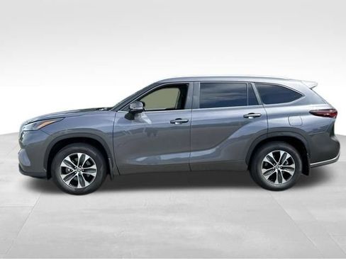 Used 2025 Toyota Highlander XLE AWD/4WD image 2
