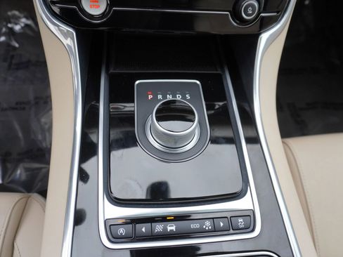 Used 2016 Jaguar XF Premium image 18
