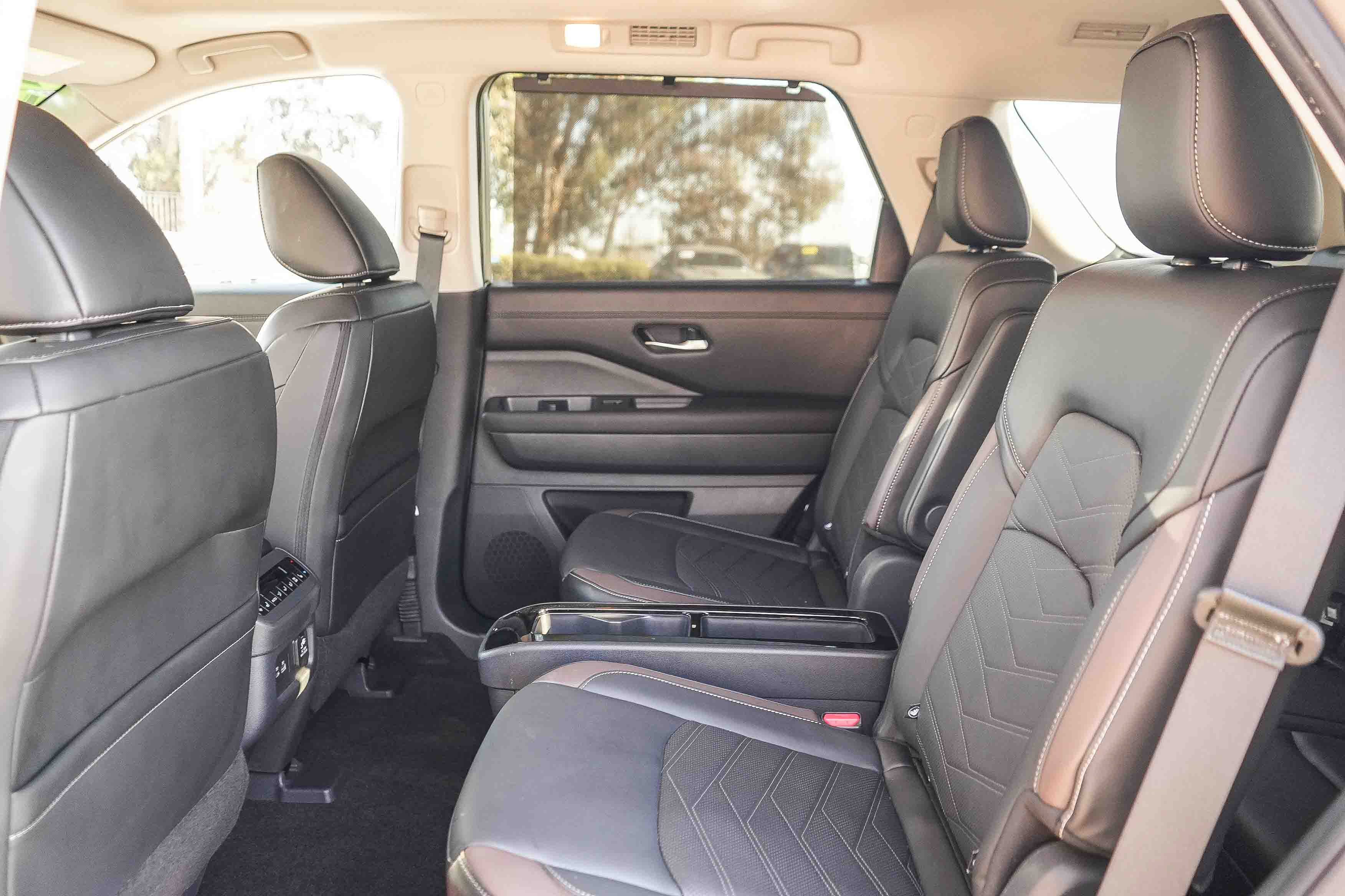 Used 2025 Nissan Pathfinder Platinum FWD image 18