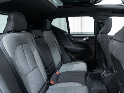 Certified 2025 Volvo XC40 B5 Core image 24