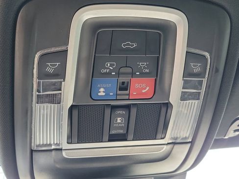 Used 2023 RAM 1500 Laramie AWD/4WD image 18