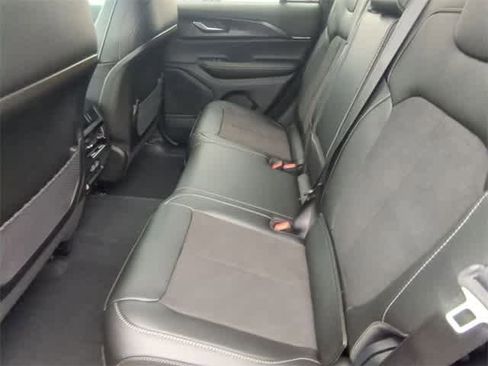 New 2025 Jeep Grand Cherokee Altitude image 19