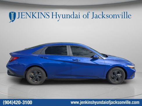 Used 2025 Hyundai Elantra SE image 2