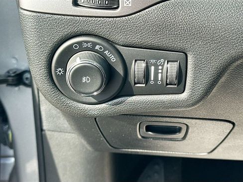 Used 2021 Jeep Cherokee Latitude Lux w/ Sun & Sound Group AWD/4WD image 9