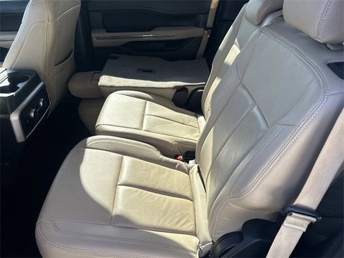 Used 2022 Ford Expedition XLT image 15