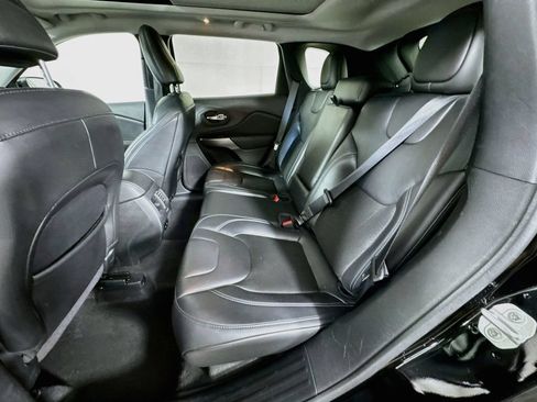 Used 2020 Jeep Cherokee Latitude Plus w/ Cold Weather Group FWD image 30