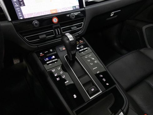 Certified 2023 Porsche Macan AWD/4WD image 17