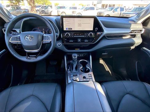 Used 2025 Toyota Highlander Limited AWD/4WD image 16