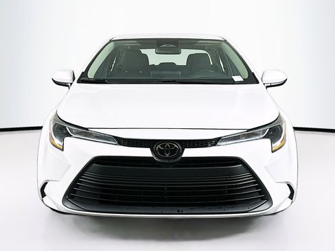 Used 2024 Toyota Corolla LE image 2