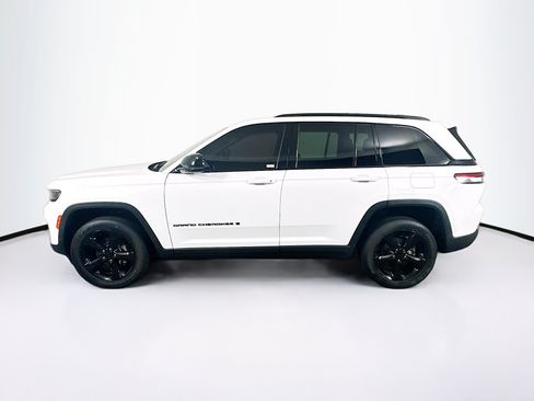 Used 2023 Jeep Grand Cherokee Altitude AWD/4WD image 4
