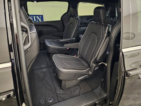 New 2026 Chrysler Pacifica Limited image 35