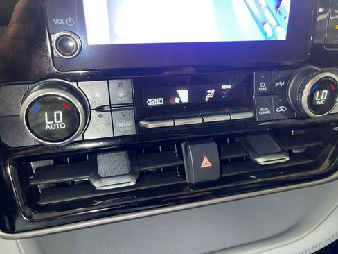 Used 2023 Toyota Highlander LE AWD/4WD image 19