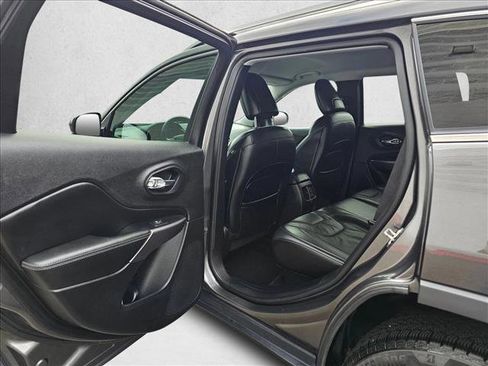 Used 2019 Jeep Cherokee Limited image 14