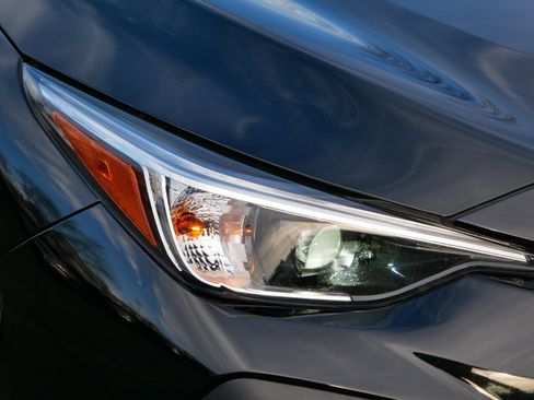 Used 2024 Subaru Crosstrek 2.0i w/ Crosstrek Mirror Package image 16