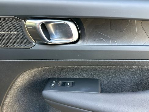 Used 2023 Volvo XC40 Recharge Ultimate image 19