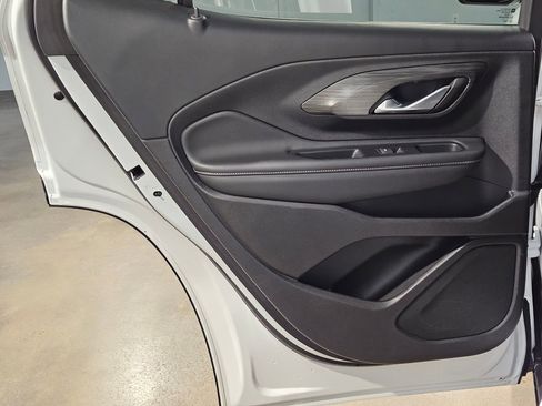 Used 2024 GMC Terrain SLT image 32