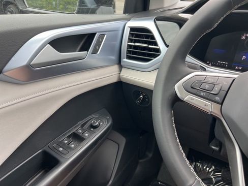 New 2026 Volkswagen Taos SE FWD image 18