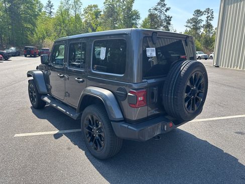 Used 2025 Jeep Wrangler Unlimited Sahara AWD/4WD image 8