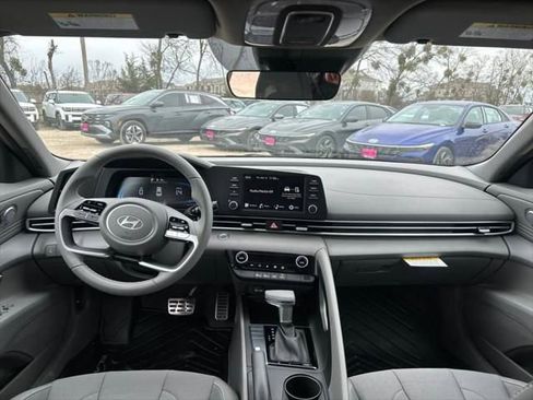 Used 2025 Hyundai Elantra Sport image 18