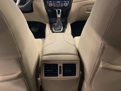 Used 2019 Nissan Rogue SV image 28