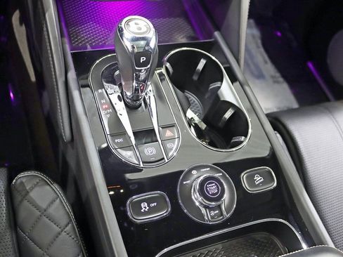 Used 2019 Bentley Bentayga image 21