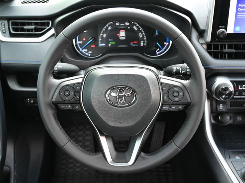 Used 2024 Toyota RAV4 SE image 17
