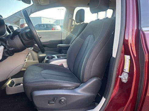 Used 2020 Chrysler Pacifica Touring w/ Cold Weather Group image 6