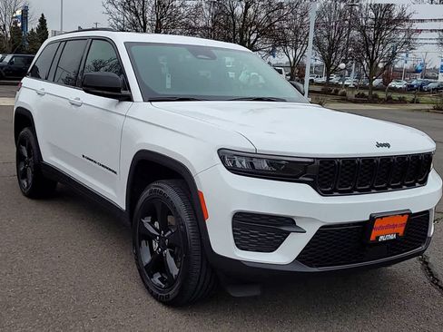 Used 2025 Jeep Grand Cherokee Altitude AWD/4WD image 2