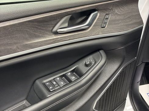 Used 2025 Jeep Grand Cherokee Limited image 13