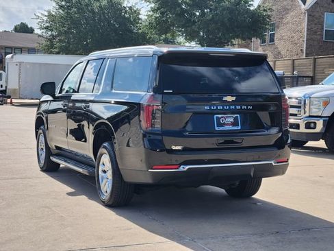 Used 2025 Chevrolet Suburban LS RWD image 3